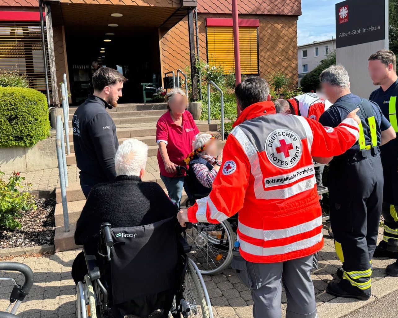 Team von RS Vital im Einsatz beim Krankentransport in Pforzheim – professionelle und einfühlsame Patientenbetreuung