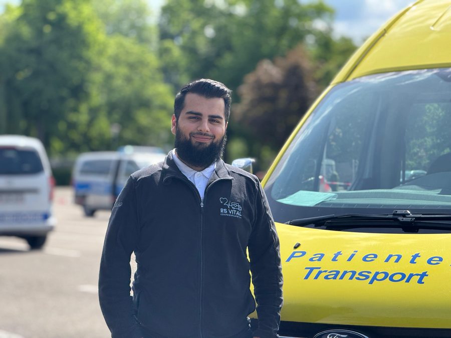RS Vital Mitarbeiter mit Patiententransport-Fahrzeug in Pforzheim – zuverlässige Krankenfahrten und Krankentransporte